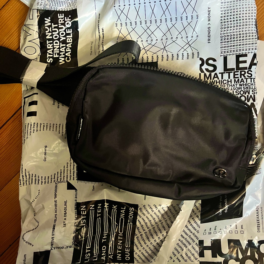 NWT Lululemon Everywhere Belt Bag (black)